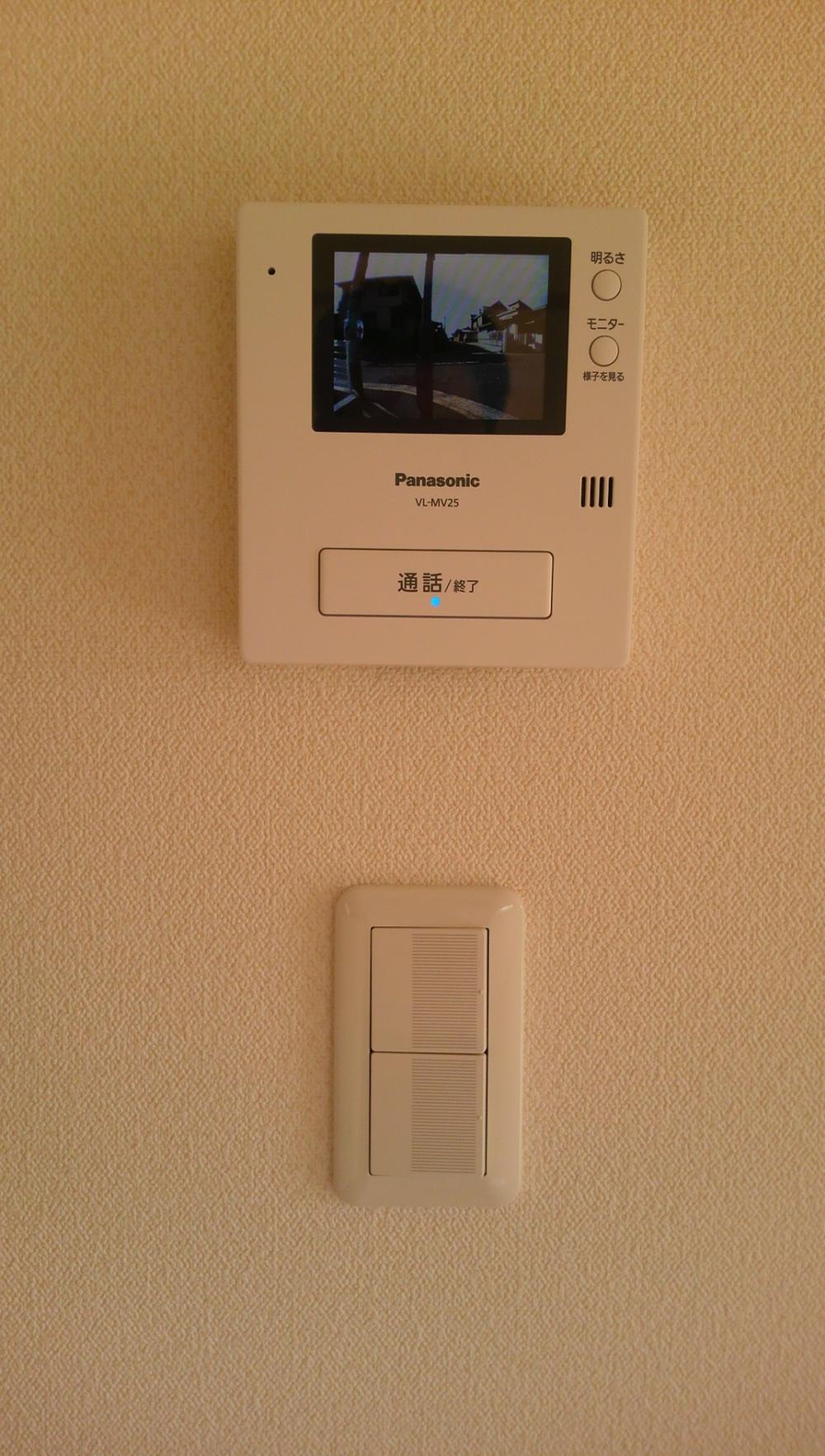 Other introspection. You can check the visitors with a color monitor with intercom