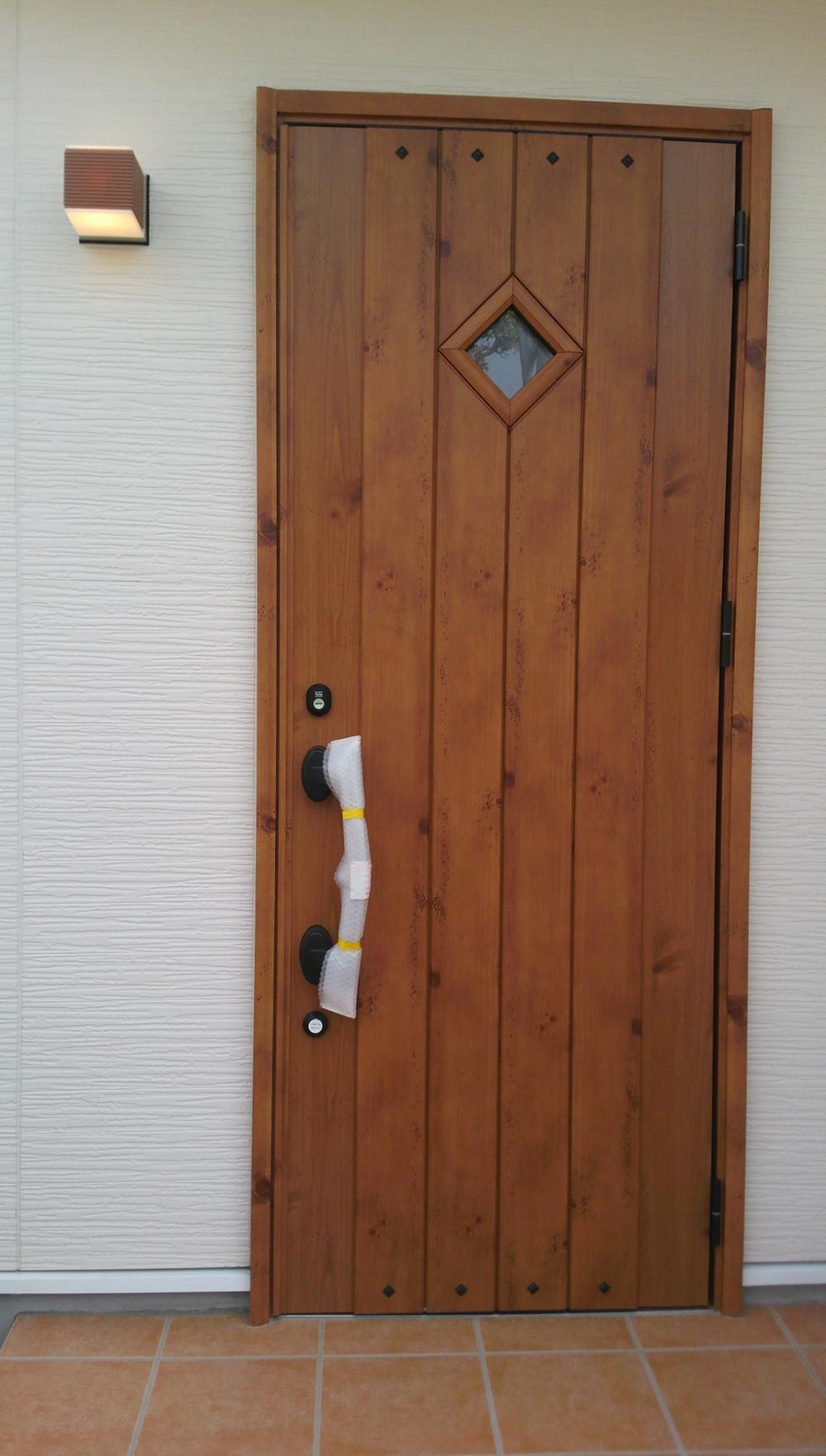 Same specifications photos (appearance). Even though aluminum sash there is also the entrance door of the wood grain.
