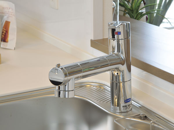 Kitchen.  [Hand shower faucet with a built-in water purifier] Built-in type of water purifier to deliver a healthy water, Body is not visible, The kitchen is to the neat impression. When pulling out the faucet, Care in the sink is hand shower type that can be easier.