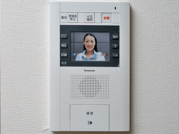 Security.  [Hands-free TV intercom auto-lock system] Adopt an auto-lock system that can unlock the auto-lock to verify the visitor entrance in the audio and video. It prevents the suspicious person from entering the apartment. In addition intercom can talk without taking the handset, Easy to operate, Adopt a hands-free intercom with color monitor. Courier arrival and luggage is delivered is displayed in the delivery box, Home delivery is a box with interlocking function. (Same specifications)