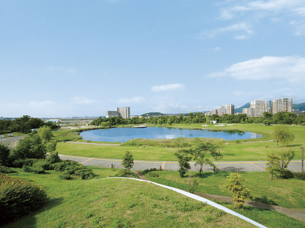 Surrounding environment. Island City Central Park. Unique play equipment, such as large roller slide are aligned "Children's Square", Cheerfully can foot race there is, such as "multi-purpose open space" (about 30m / 1-minute walk)