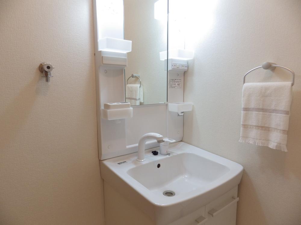 Wash basin, toilet. Interior