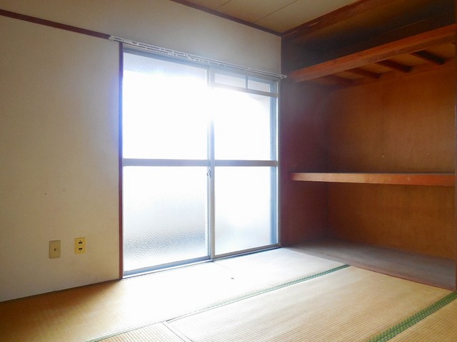 Living and room. Storage is equipped with Japanese-style
