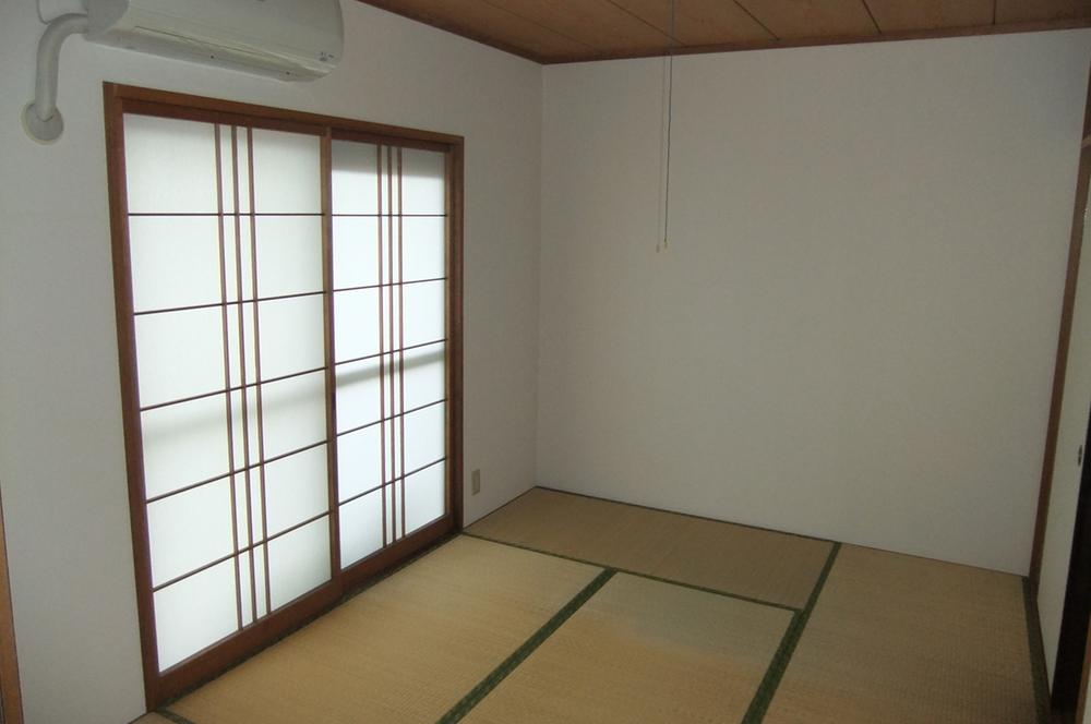 Non-living room. Is a Japanese-style room.