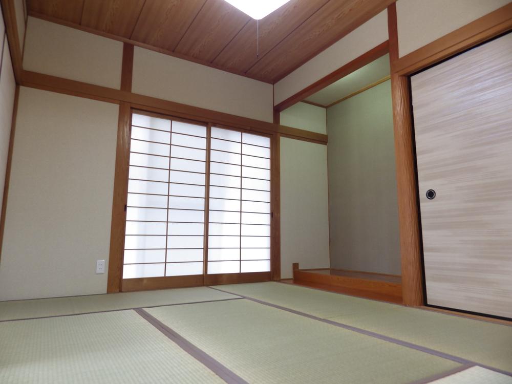 Non-living room. Alcove with a Japanese-style will come in handy at the time of visitor. 