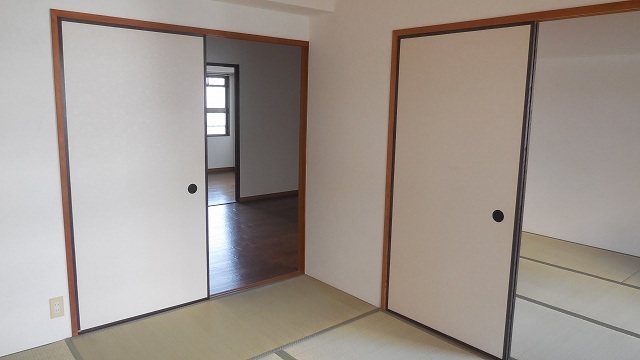 Living and room. It is a Japanese-style spelling between the two