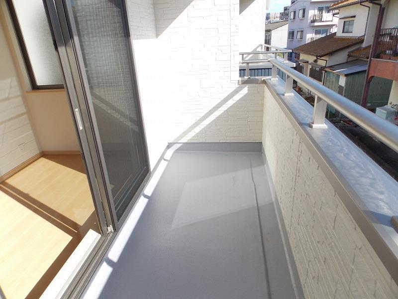 Balcony. This time have a balcony in two places (^_^) / ~ The one place the futon! And the other one place you can distinguish happy with your laundry (^_^) / ~