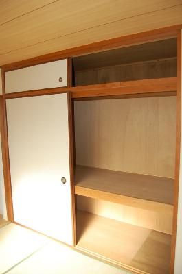 Entrance. Japanese-style room: Storage