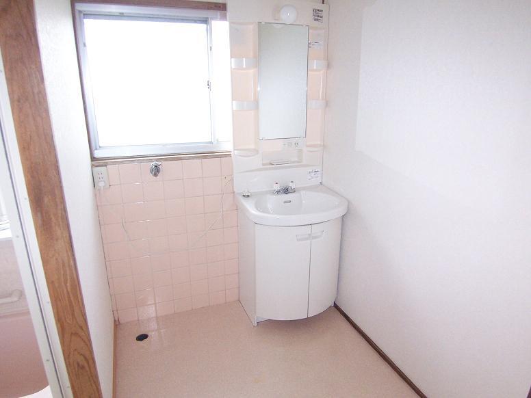 Wash basin, toilet. Wash basin