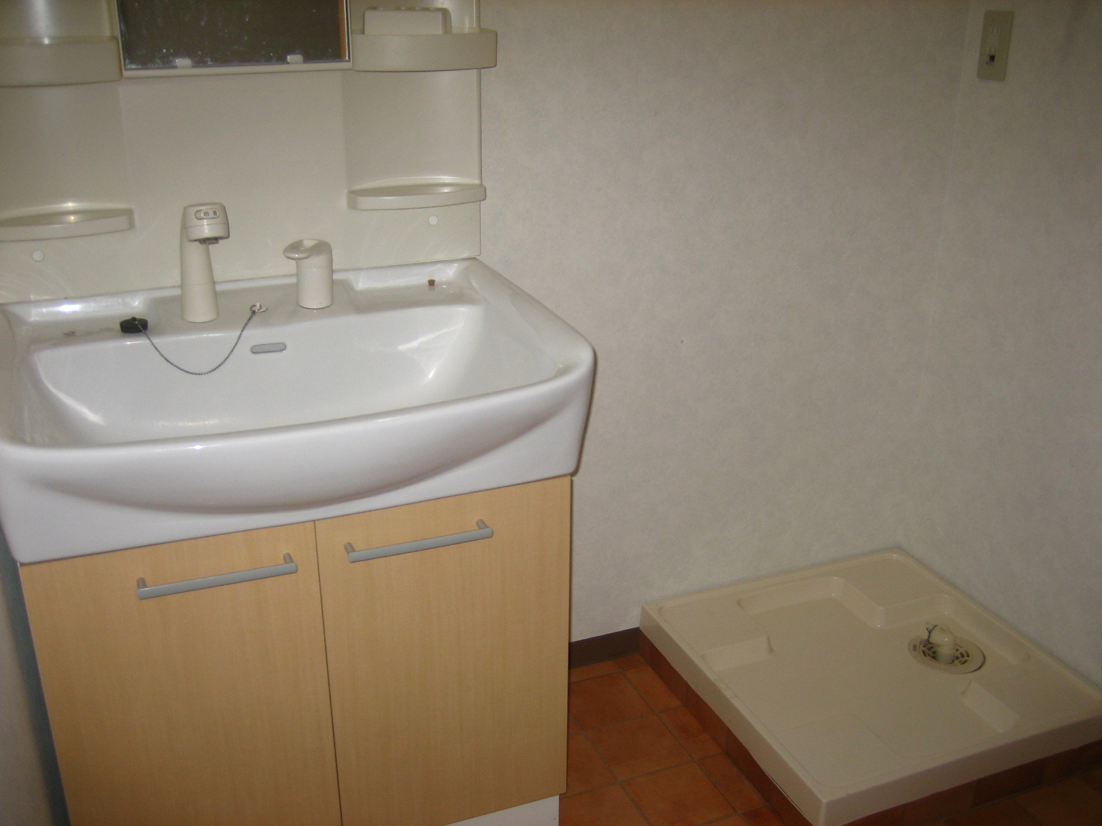 Washroom. Washbasin with shower ・ Washing machine in the room