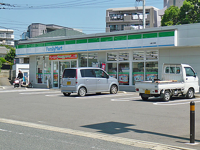 Convenience store. 500m to Family Mart (convenience store)