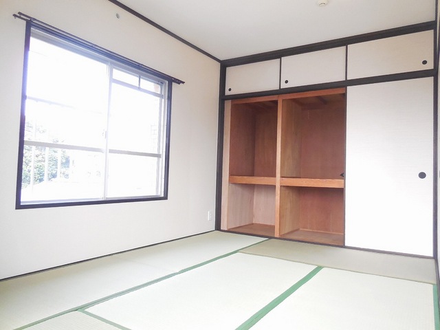 Other room space. I Japanese-style room is also bright