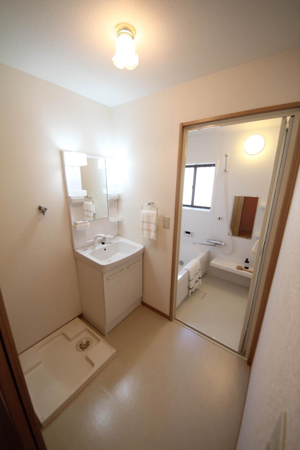 Wash basin, toilet. (November 2013) Shooting