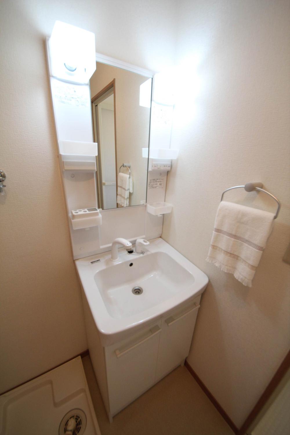Wash basin, toilet. (November 2013) Shooting