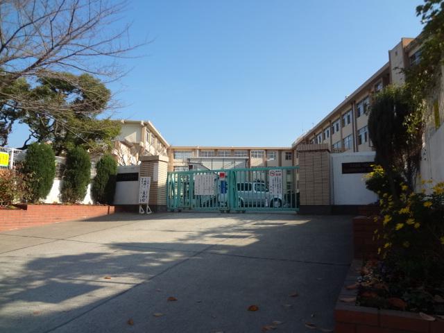 Primary school. 614m to Fukuoka Municipal Kashiihigashi Elementary School