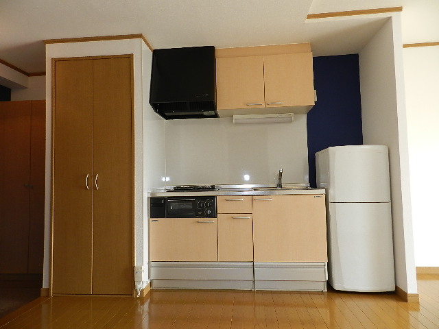 Kitchen. Refrigerator is not attached