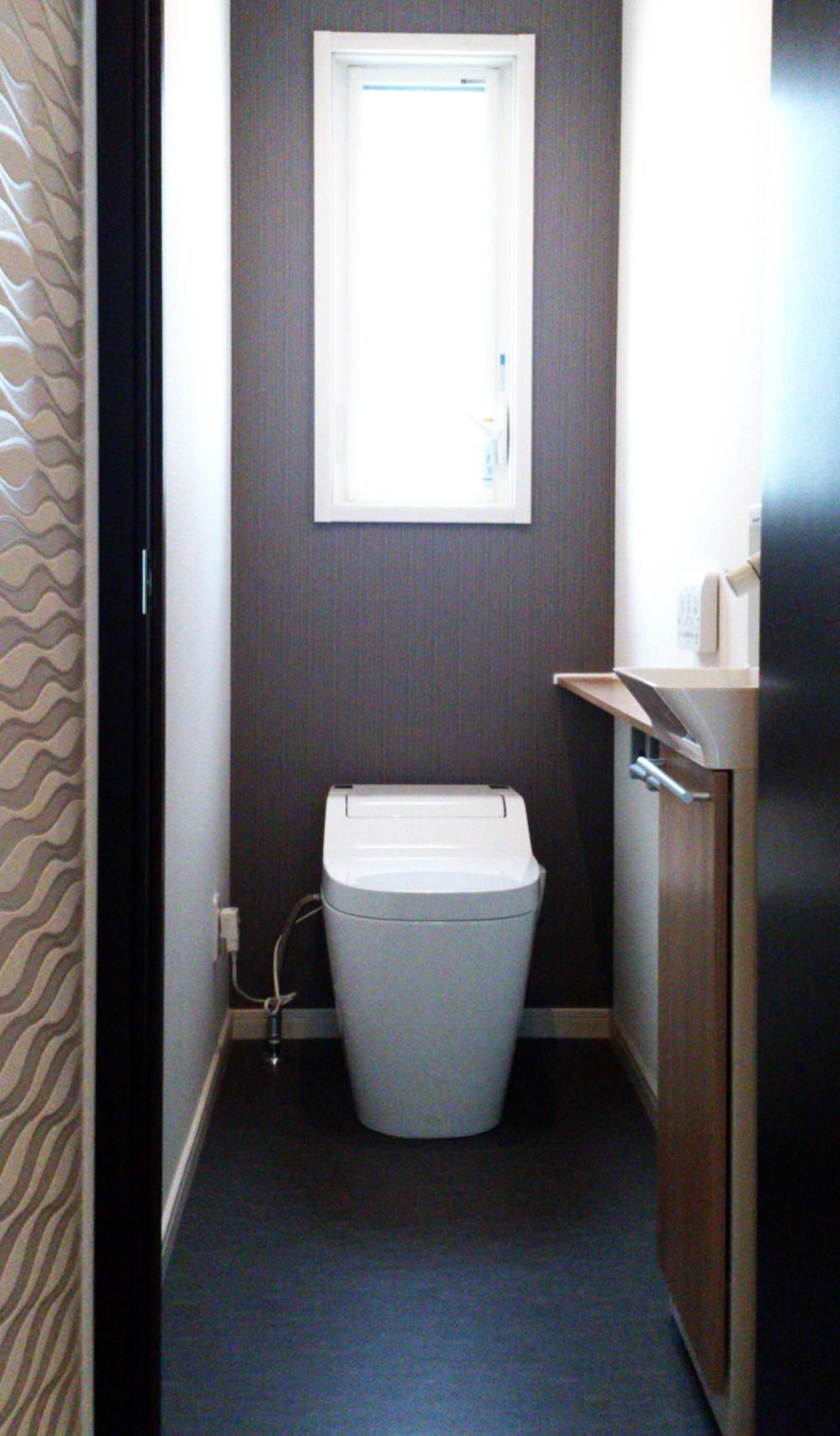 Toilet. Panasonic In Auno s "new materials × × foam water flow.", The dirt shut out. Water conservation can "turn trap cleaning" wallpaper is finished in modern because it is a calm atmosphere. (B-12 No. land)