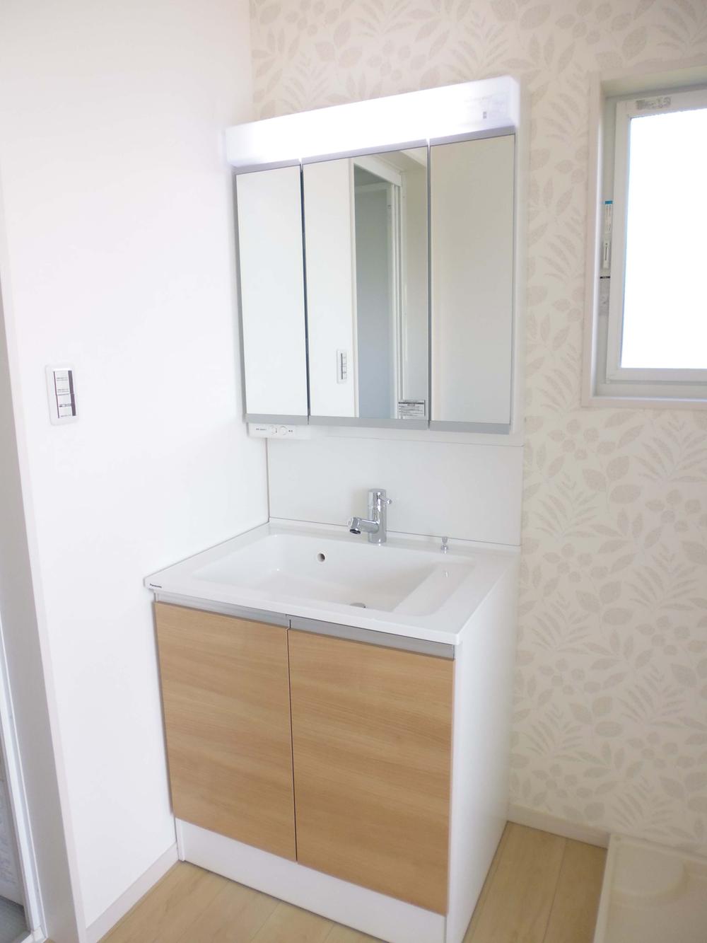 Wash basin, toilet. Convenient three-sided mirror,