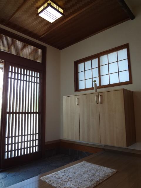 Entrance. Quaint spacious entrance, It is worthy of warm design to welcome you.