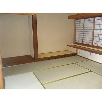 Non-living room. The quaint Japanese-style alcove and a Buddhist altar room!