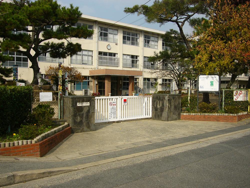 Primary school. Fukuoka Municipal Saitozaki 1200m walk 15 minutes to the elementary school