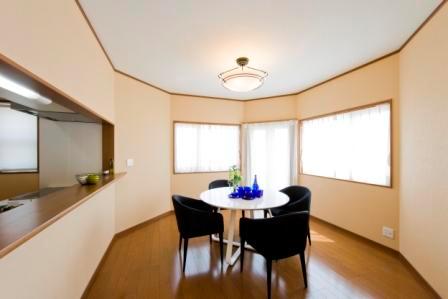 Non-living room. Design highly polygon of dining. It goes out to the wood deck through Terasudoa. Fresh home-party Omoikkiri enjoy likely floor plan is! No. 1 destination dining (April 2013) Shooting