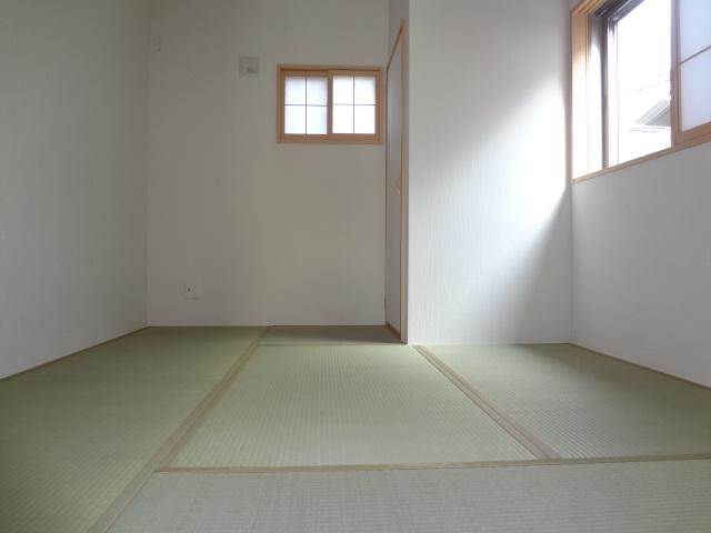 Non-living room. Japanese-style room that follows from the living room per day is good