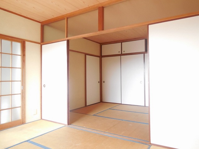 Living and room. Is a Japanese-style room of 2 between the More