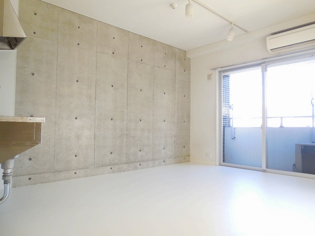 Living and room. Concrete driving range-style wallpaper