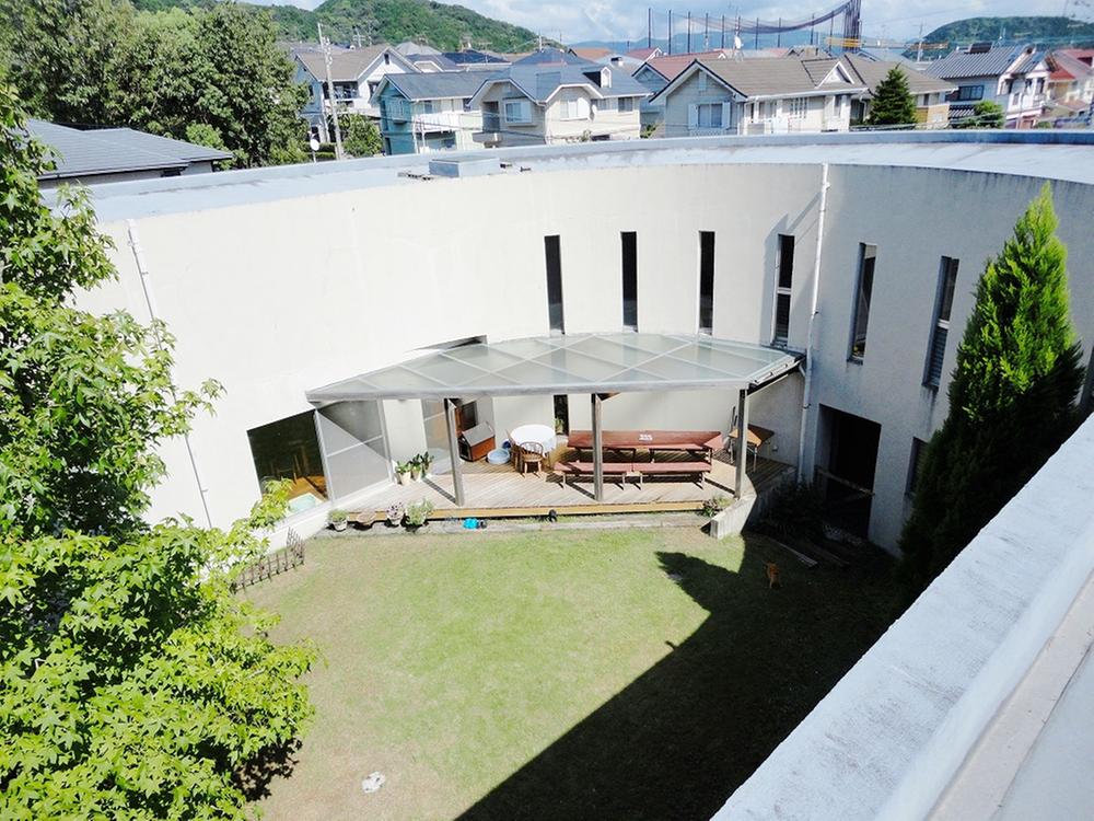 Garden. Guests have a private time without having to worry about around the courtyard surrounded by the building ☆ It is safe for children to play ☆