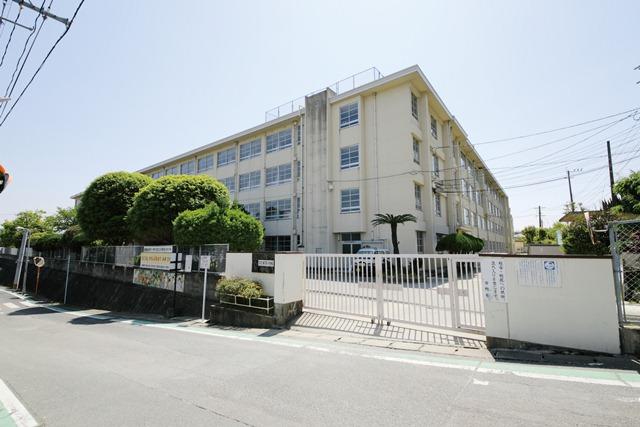 Primary school. Fukuoka Municipal Wakamiya an 8-minute walk from the 615m popular Wakamiya elementary school to elementary school! It is safe to child-rearing!