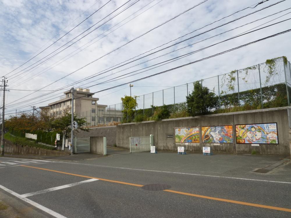 Primary school. Municipal Kashii Shimobaru to elementary school 926m