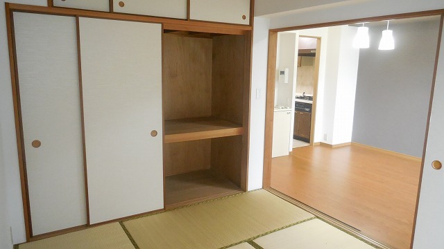 Other room space. It is horizontal with a Japanese-style room