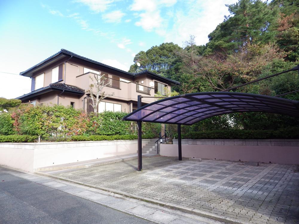 Local appearance photo. Heisei 6 July Built in second-hand housing. Land 160 square meters, Parking is also available in three parallel. 2007 to EcoCute Installed. 