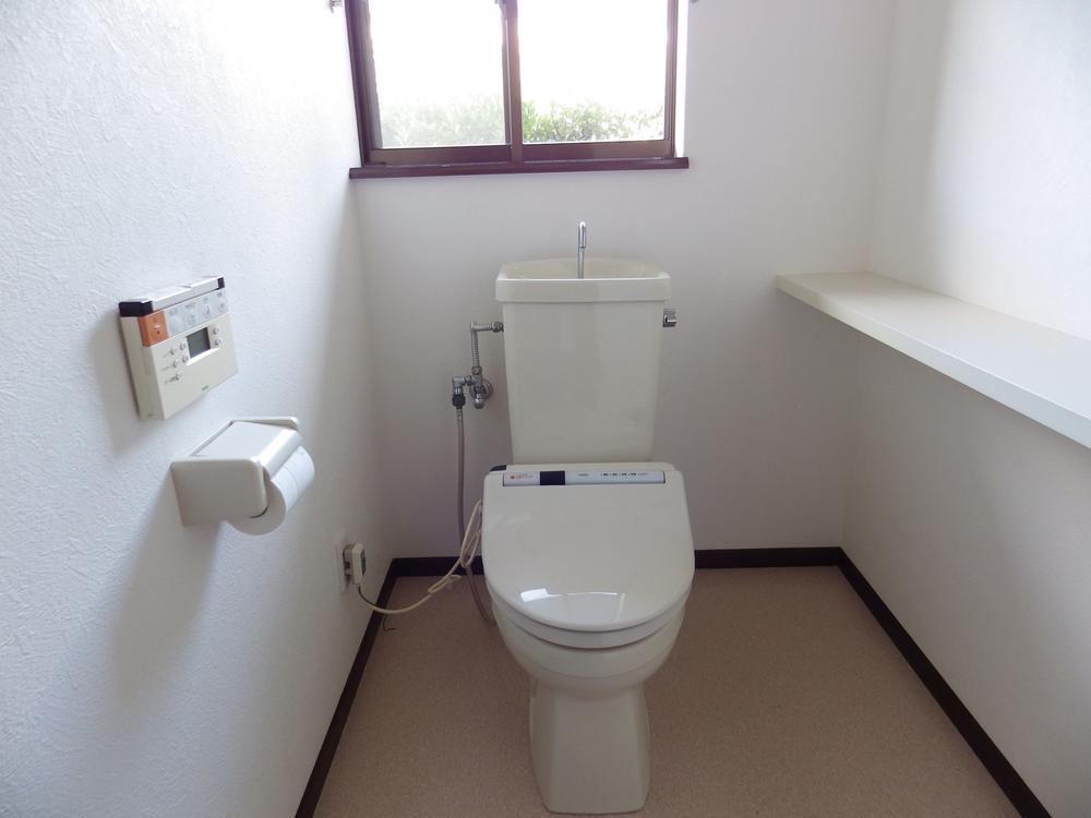 Toilet. Washlet comes with. With windows have become bright. 