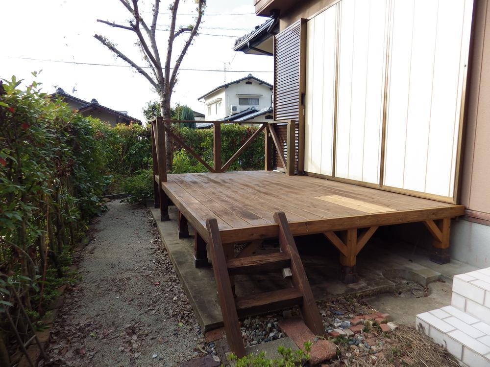 Garden. The 1F, Wood deck is attached. 