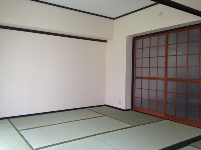 Living and room. South Japanese-style room is sunny! 