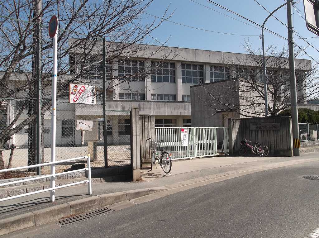 Primary school. Kashii Shimobaru up to elementary school (elementary school) 210m