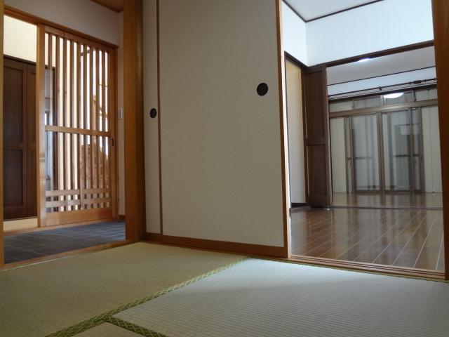 Non-living room. It is a Japanese-style and Western-style Tsuzukiai.