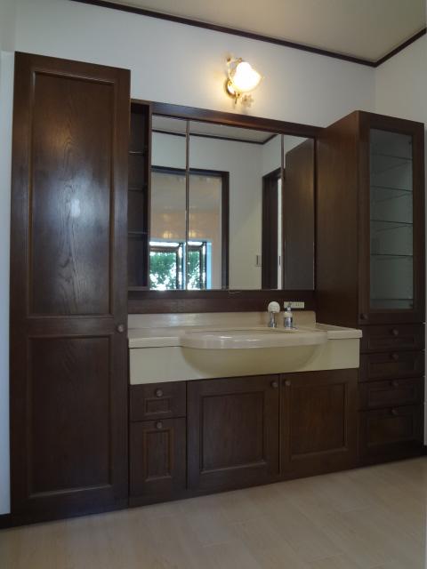 Wash basin, toilet. There is also a built-in storage in good wash basin.