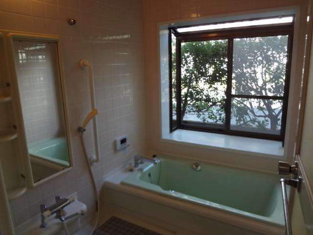 Bathroom. Of course, the bathroom is also spacious! Because the window is also large, Ventilation is also sufficient.