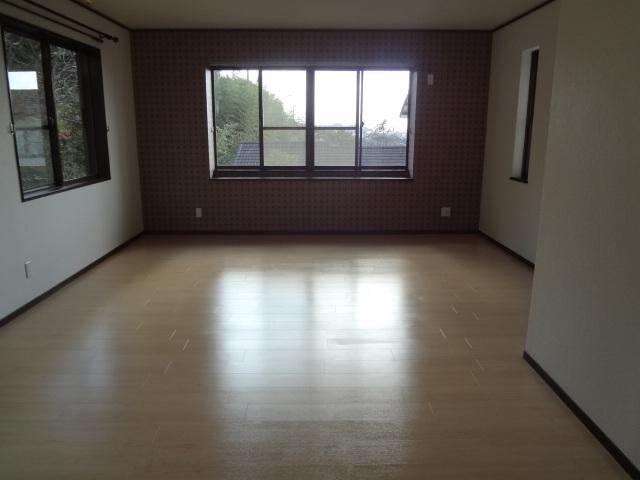 Non-living room. There are a lot of window, Day preeminent. There are shutters also on the second floor of the window, Security worry