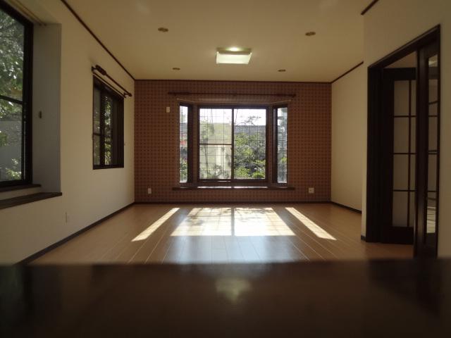 Living. There are large windows in the living room, Lighting also ◎