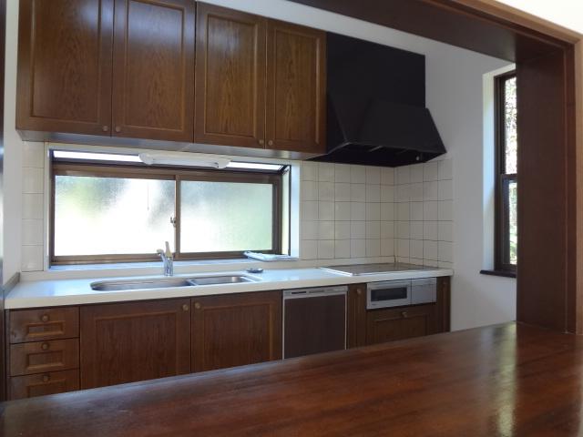Kitchen. Easy also work with a large kitchen ☆