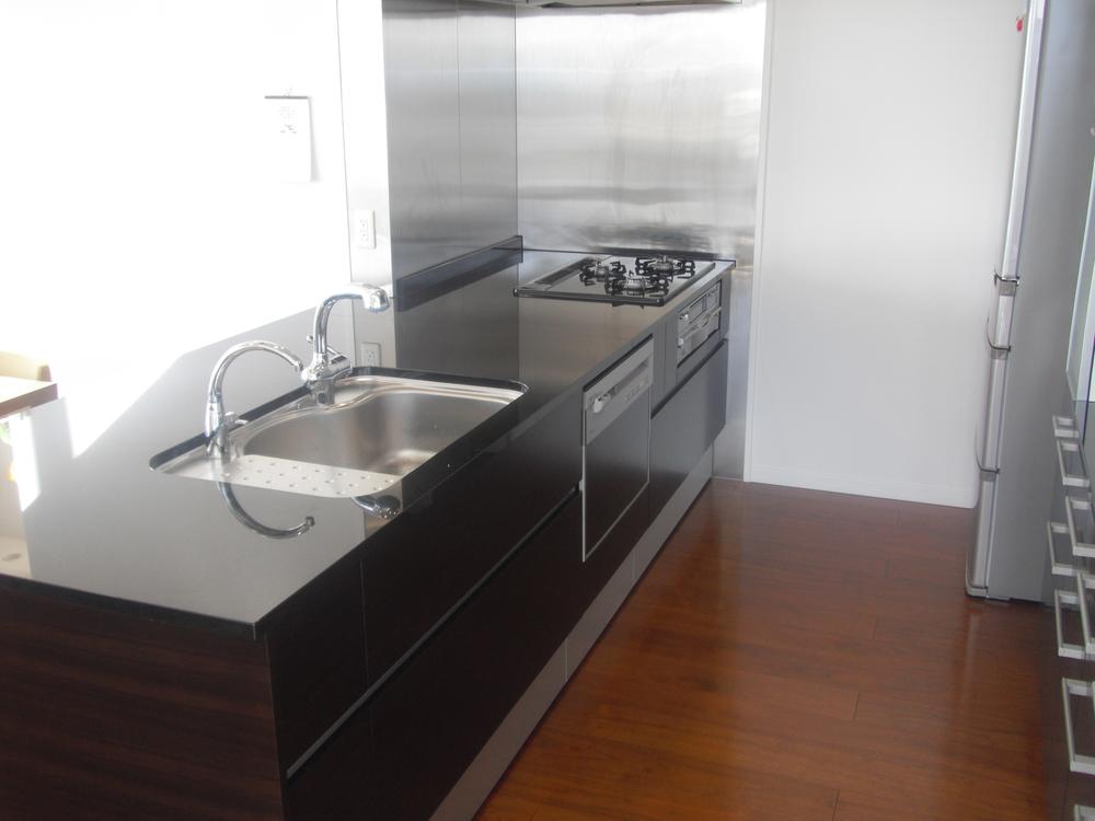 Kitchen. Cupboard in the kitchen ・ Dishwasher ・ With disposer!