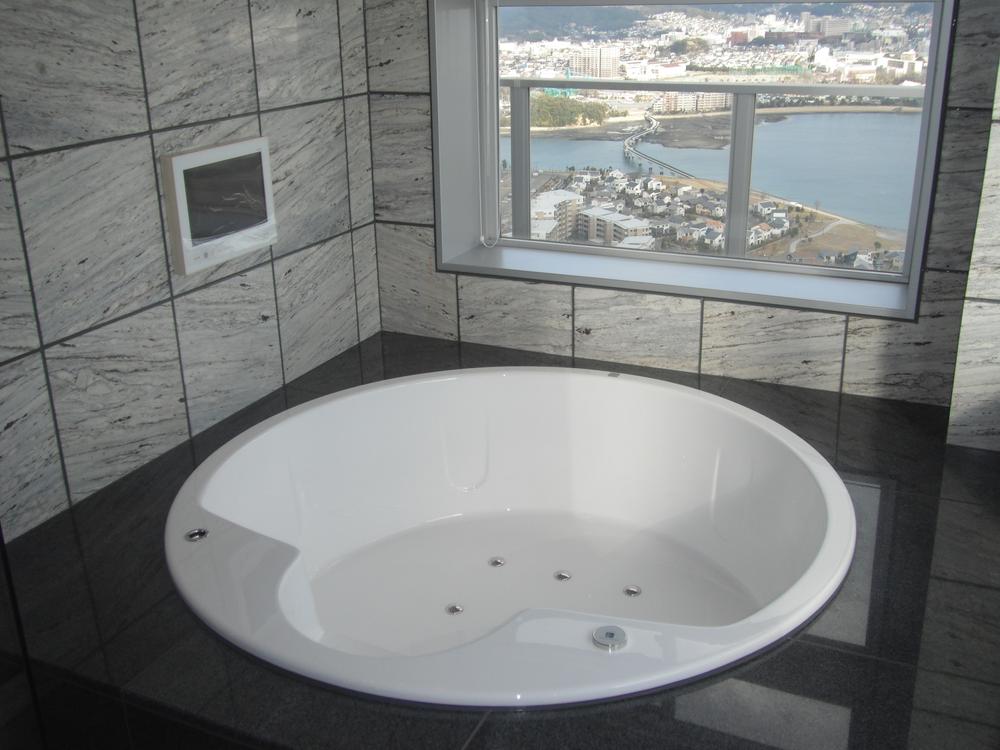 Bathroom. Jacuzzi bus specification with the second floor of the bathroom luxurious TV ☆
