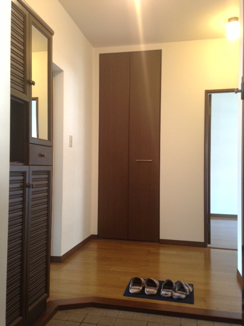 Entrance. * Indoor furniture, Equipment is not attached. 