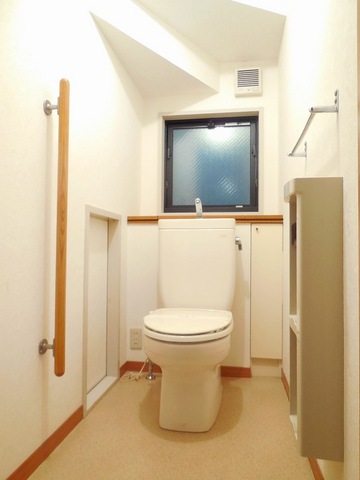 Other room space. Wide toilet space