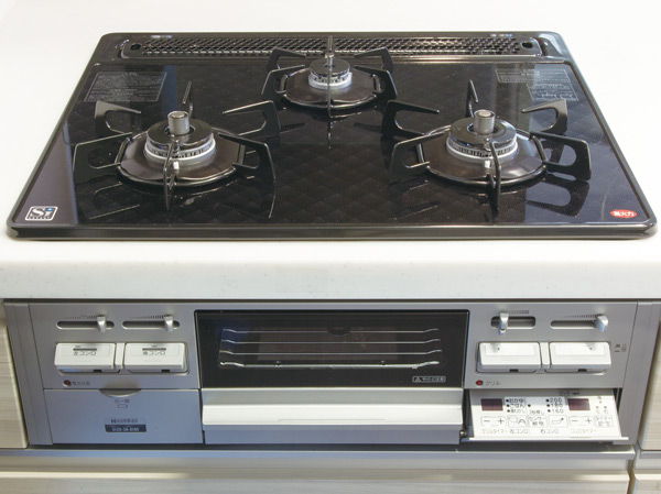 Kitchen.  [Glass top stove] Ease of ease of use and care, It is a three-necked glass top stove with a high-quality feature.