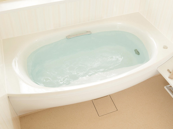Bathing-wash room.  [Wide bathtub] Relaxed some wide forum which was loose and overhanging washing place side to draw a beautiful arc. Step of sliding Kana curve shape is also useful in and out and sitting for children.